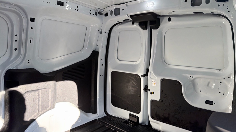 Ford Transit Courier E-Transit Courier 100kW 43kWh Trend Van Auto - Image 14