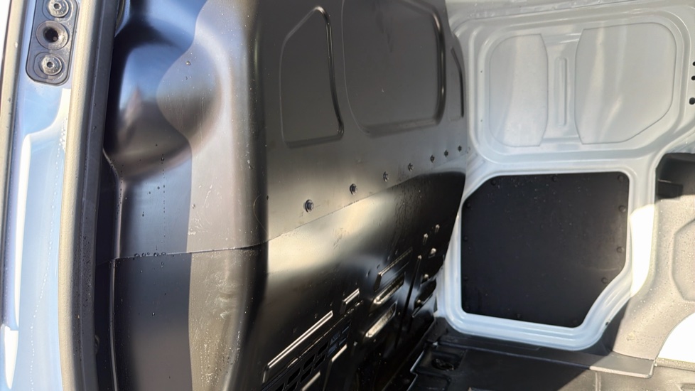Ford Transit Courier E-Transit Courier 100kW 43kWh Trend Van Auto - Image 18