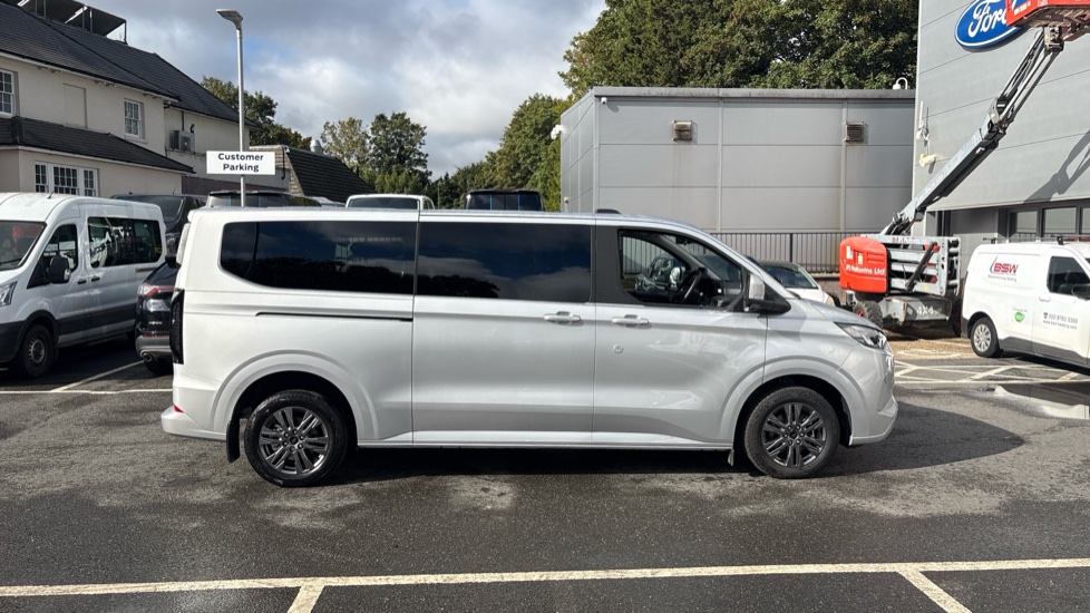 Ford Tourneo Custom 340 L2 Petrol Fwd 2.5 PHEV 232ps H1 Titanium 8 seater Auto - Image 9
