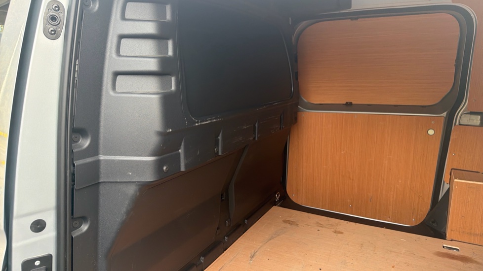 Ford Transit Connect 250 L2 Petrol 1.5 EcoBoost PHEV 150 Trend Van Auto - Image 18