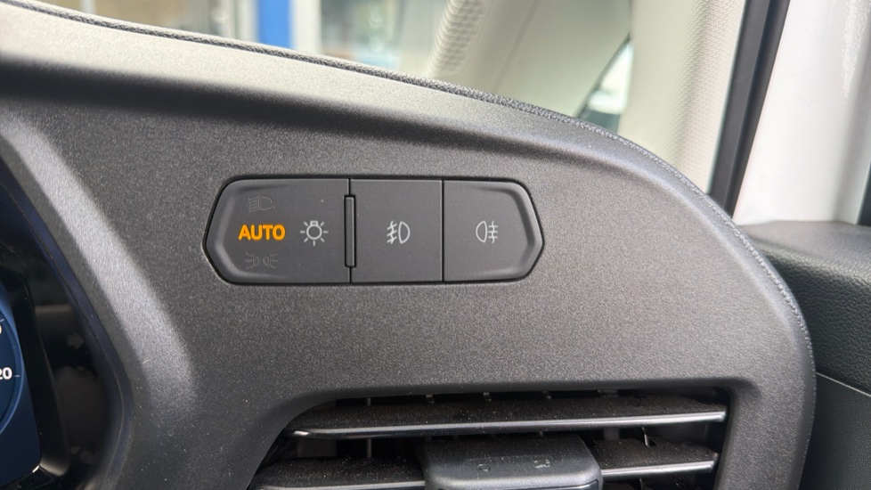 Ford Transit Connect 250 L2 Petrol 1.5 EcoBoost PHEV 150 Trend Van Auto - Image 26