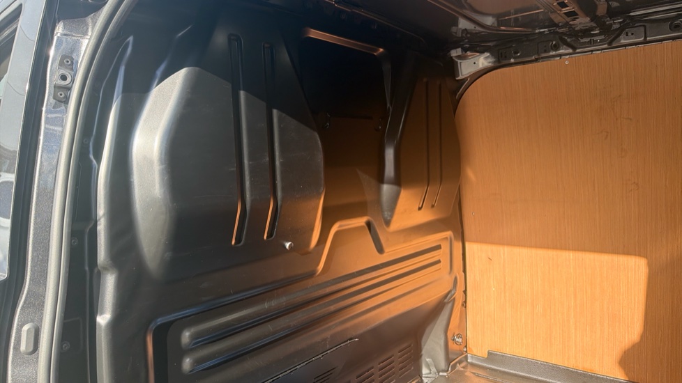Ford Transit Custom E-320 L1 Rwd 100kW 65kWh H1 Van Limited Auto - Image 18
