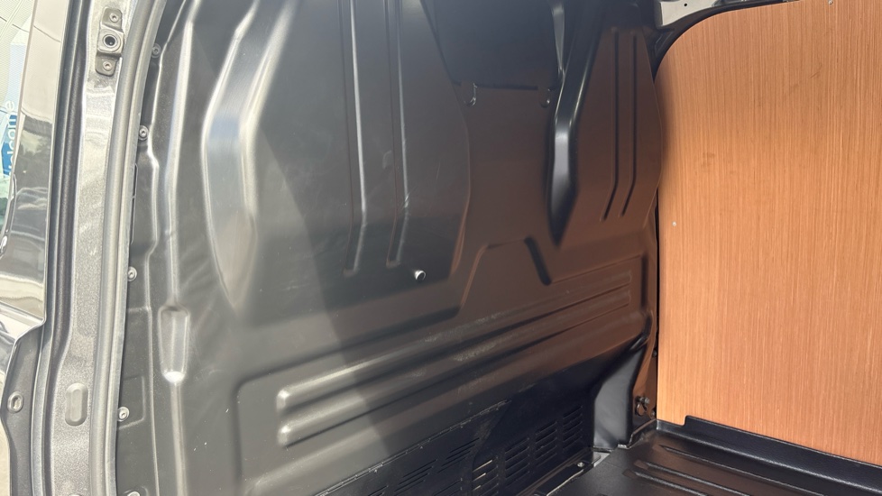 Ford Transit Custom E-320 L1 Rwd 100kW 65kWh H1 Van Limited Auto - Image 18