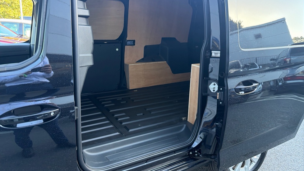Ford Transit Connect 250 L2 Petrol 1.5 EcoBoost PHEV 150 Limited Van Auto - Image 5