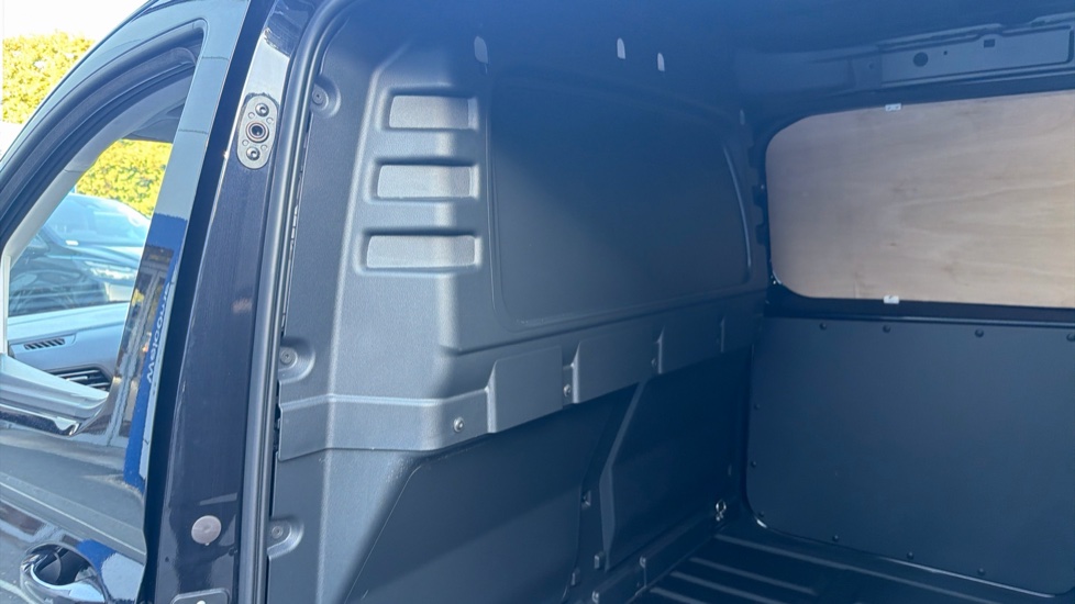 Ford Transit Connect 250 L2 Petrol 1.5 EcoBoost PHEV 150 Limited Van Auto - Image 18