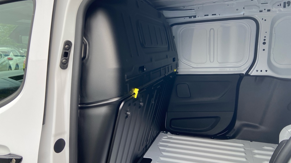 Vauxhall Combo Cargo Combo Xl Diesel 1.5 Turbo D 100ps Pro H1 Van - Image 18