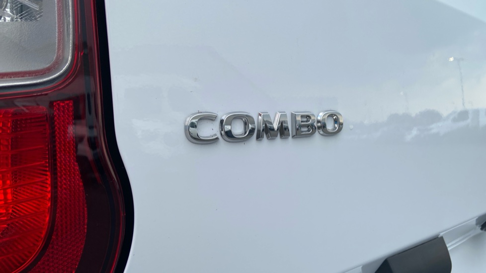 Vauxhall Combo Cargo Combo Xl Diesel 1.5 Turbo D 100ps Pro H1 Van - Image 22