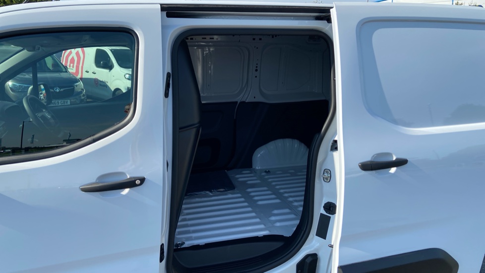 Vauxhall Combo Cargo Combo Diesel 1.5 Turbo D 100ps Prime Plus H1 Van - Image 7