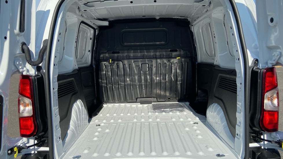 Vauxhall Combo Cargo Combo Diesel 1.5 Turbo D 100ps Prime Plus H1 Van - Image 14