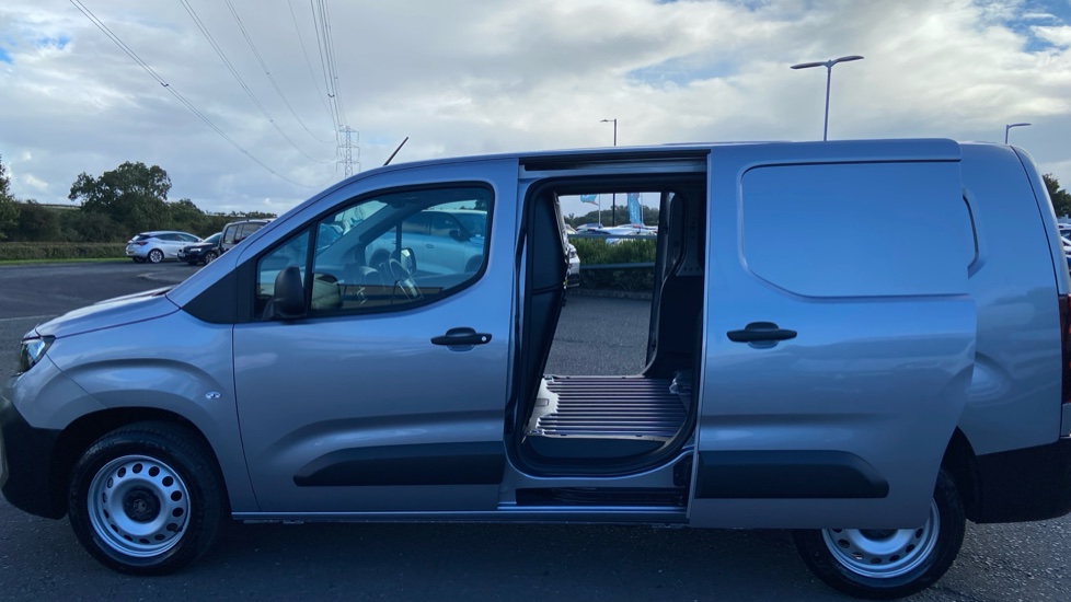 Vauxhall Combo Cargo Combo Xl Diesel 1.5 Turbo D 100ps Prime Plus H1 Van - Image 3