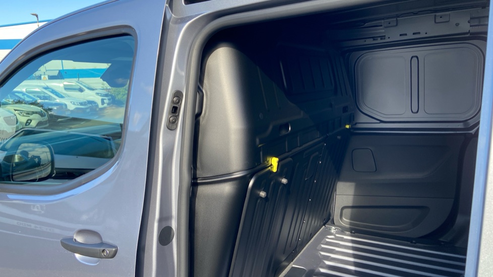 Vauxhall Combo Cargo Combo Xl Diesel 1.5 Turbo D 100ps Prime Plus H1 Van - Image 18