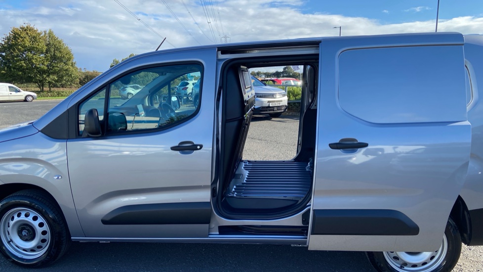 Vauxhall Combo Cargo Combo Xl Diesel 1.5 Turbo D 100ps Prime Plus H1 Van - Image 3