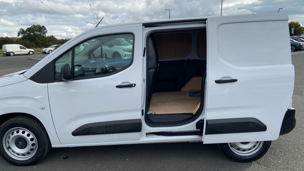 Vauxhall Combo Cargo Combo Diesel 1.5 Turbo D 100ps Prime Plus H1 Van - Image 7