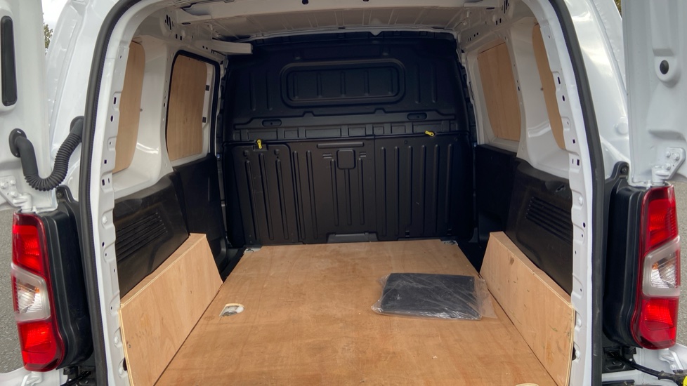 Vauxhall Combo Cargo Combo Diesel 1.5 Turbo D 100ps Prime Plus H1 Van - Image 14