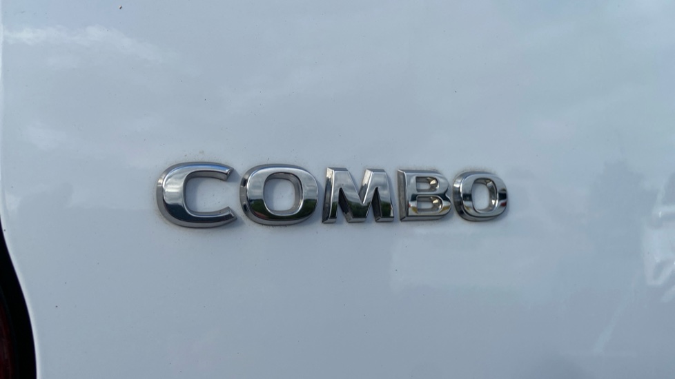 Vauxhall Combo Cargo Combo Diesel 1.5 Turbo D 100ps Prime Plus H1 Van - Image 22