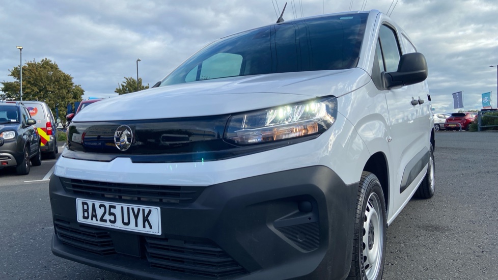 Vauxhall Combo Cargo Combo Diesel 1.5 Turbo D 100ps Prime Plus H1 Van - Image 24