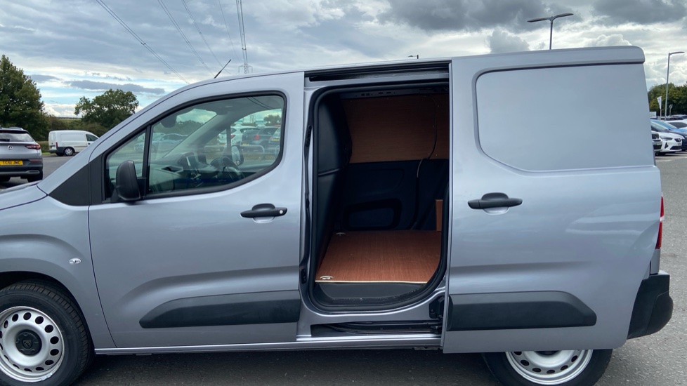 Peugeot Partner Standard Diesel 1.5 BlueHDi 130 Professional Van EAT8 - Image 8