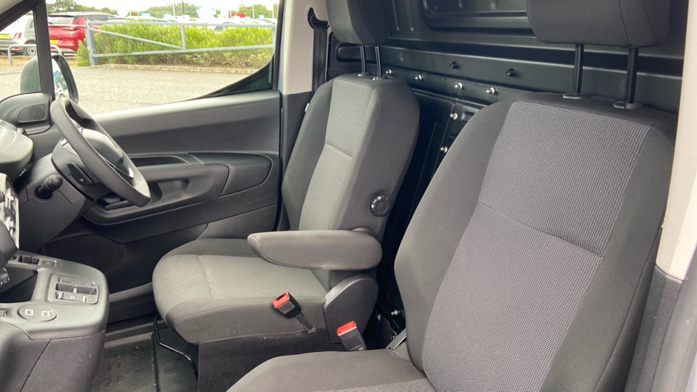 Peugeot Partner Standard Diesel 1.5 BlueHDi 130 Professional Van EAT8 - Image 16