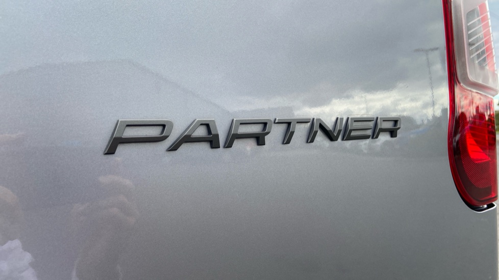 Peugeot Partner Standard Diesel 1.5 BlueHDi 130 Professional Van EAT8 - Image 24