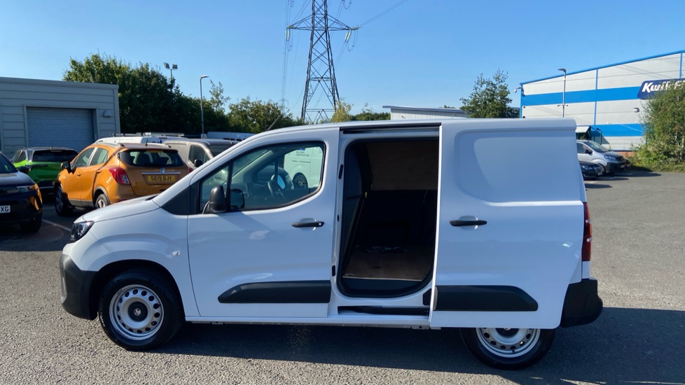 Vauxhall Combo Cargo Combo Diesel 1.5 Turbo D 100ps Prime Plus H1 Van - Image 7
