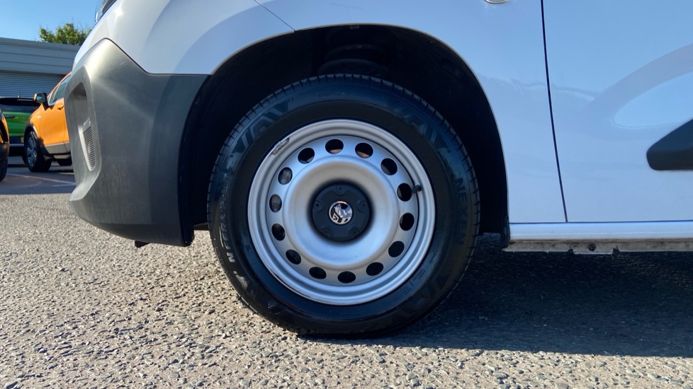 Vauxhall Combo Cargo Combo Diesel 1.5 Turbo D 100ps Prime Plus H1 Van - Image 18