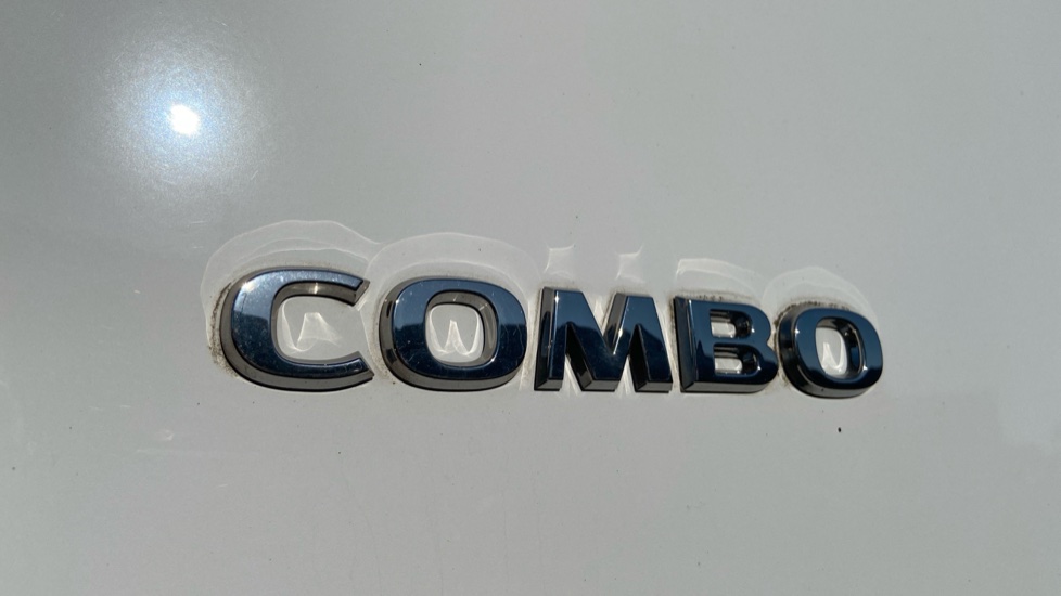 Vauxhall Combo Cargo Combo Diesel 1.5 Turbo D 100ps Prime Plus H1 Van - Image 23