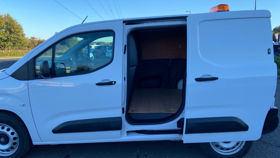 Vauxhall Combo Cargo Combo Diesel 1.5 Turbo D 100ps Prime H1 Van - Image 7