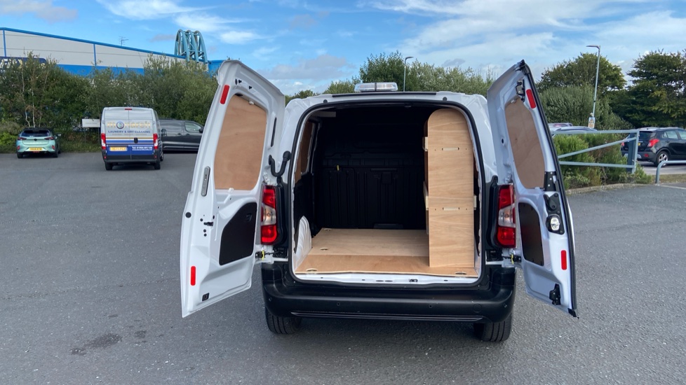 Vauxhall Combo Cargo Combo Diesel 1.5 Turbo D 100ps Prime H1 Van - Image 3