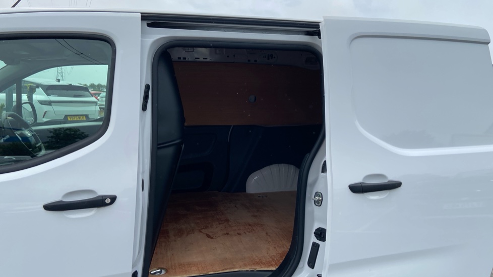 Vauxhall Combo Cargo Combo Diesel 1.5 Turbo D 100ps Prime H1 Van - Image 7