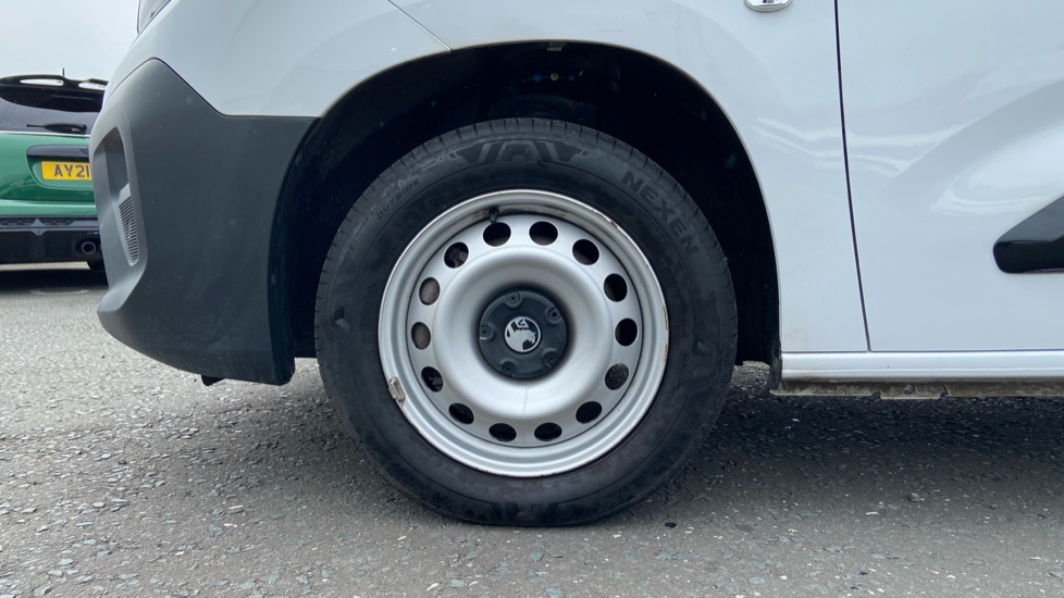 Vauxhall Combo Cargo Combo Diesel 1.5 Turbo D 100ps Prime H1 Van - Image 17