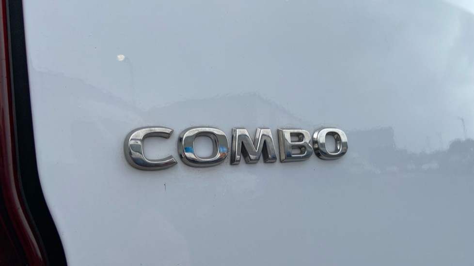 Vauxhall Combo Cargo Combo Diesel 1.5 Turbo D 100ps Prime H1 Van - Image 22