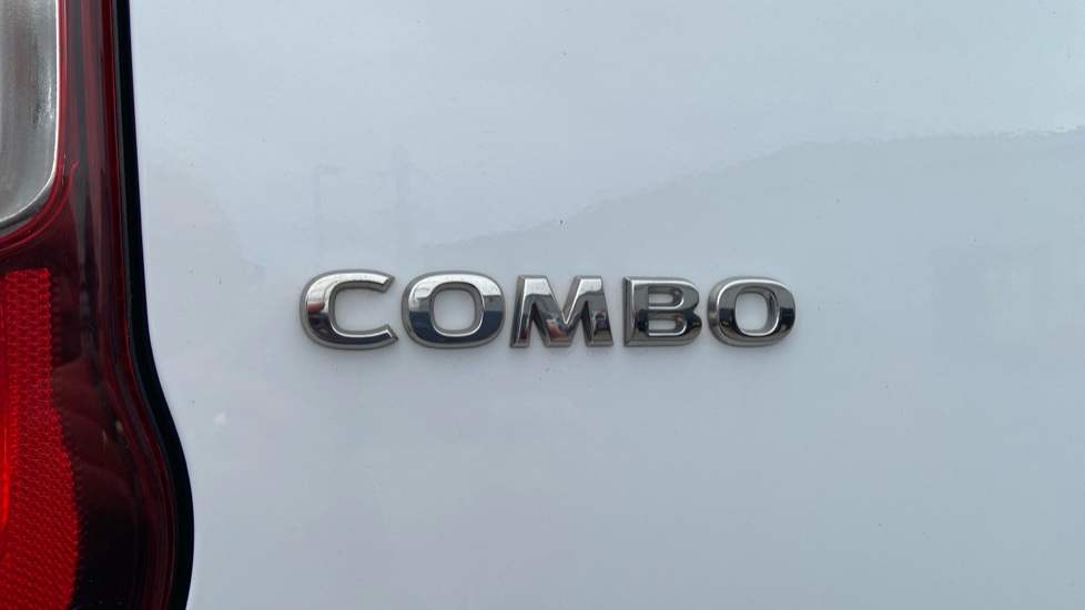 Vauxhall Combo Cargo Combo Xl Diesel 1.5 Turbo D 100ps Prime H1 Crew Van - Image 24