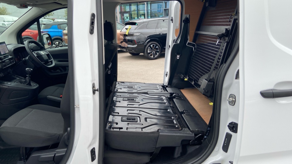 Vauxhall Combo Cargo Combo Xl Diesel 1.5 Turbo D 100ps Prime H1 Crew Van - Image 30