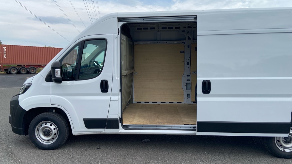 Peugeot Boxer 3500 L3 Diesel 2.2 BlueHDi 140 H2 Van Professional - Image 5