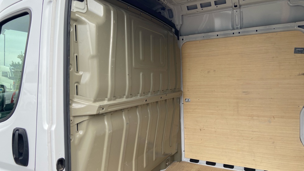 Peugeot Boxer 3500 L3 Diesel 2.2 BlueHDi 140 H2 Van Professional - Image 18