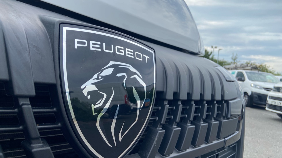 Peugeot Boxer 3500 L3 Diesel 2.2 BlueHDi 140 H2 Van Professional - Image 21