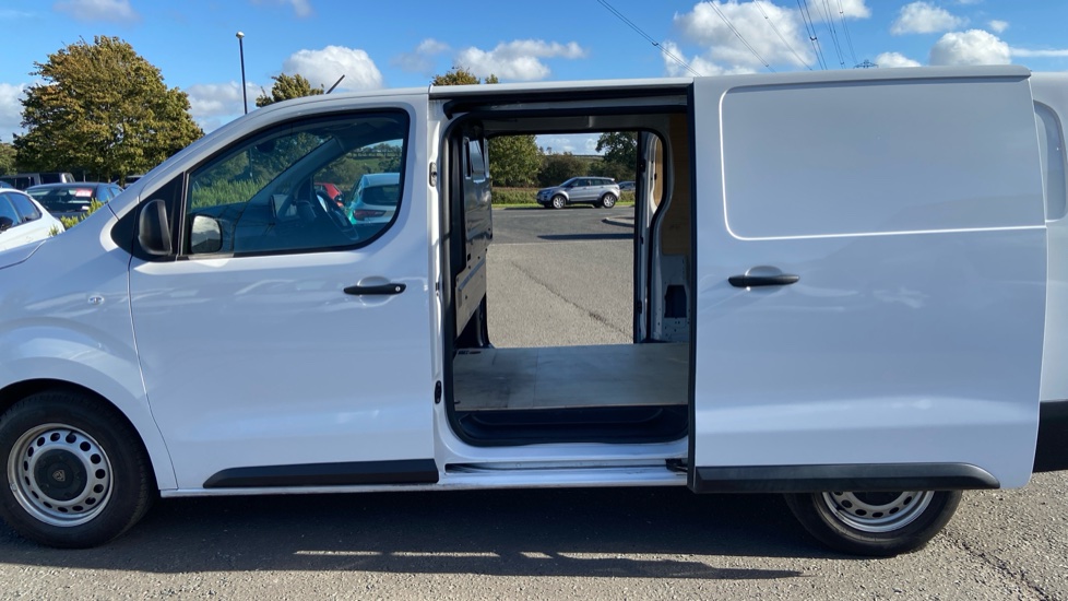 Peugeot Expert L2 Diesel 1.5 BlueHDi 120 Professional Van - Image 7