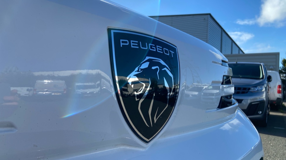 Peugeot Expert L2 Diesel 1.5 BlueHDi 120 Professional Van - Image 21