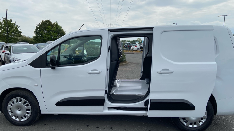 Vauxhall Combo Cargo Combo Xl Electric 100kW Pro 52kWh H1 Van Auto - Image 7