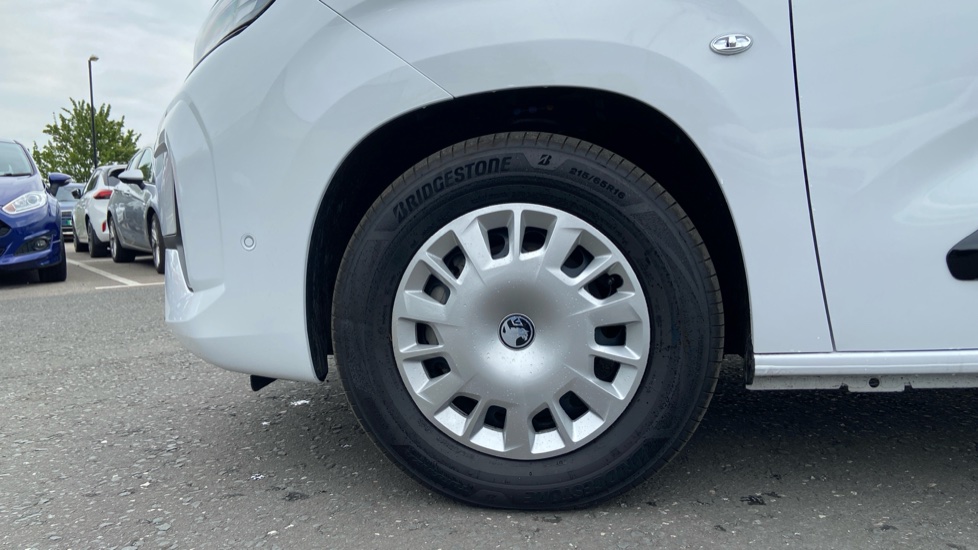 Vauxhall Combo Cargo Combo Xl Electric 100kW Pro 52kWh H1 Van Auto - Image 18