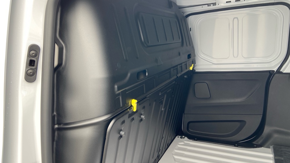 Vauxhall Combo Cargo Combo Xl Electric 100kW Pro 52kWh H1 Van Auto - Image 19