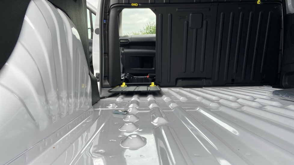 Vauxhall Combo Cargo Combo Xl Electric 100kW Pro 52kWh H1 Van Auto - Image 35