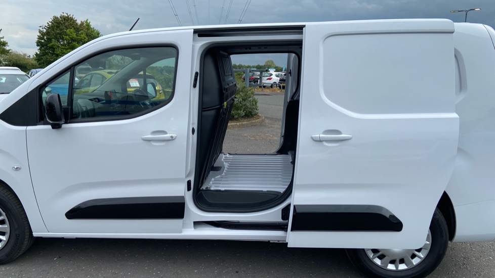 Vauxhall Combo Cargo Combo Xl Electric 100kW Pro 52kWh H1 Van Auto - Image 7