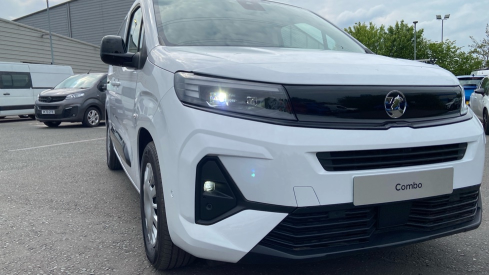 Vauxhall Combo Cargo Combo Xl Electric 100kW Pro 52kWh H1 Van Auto - Image 24
