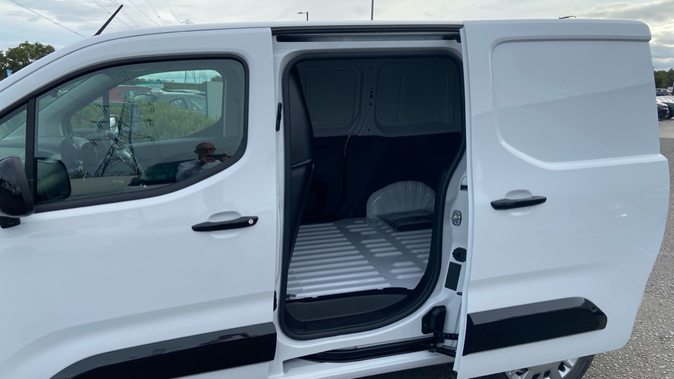 Vauxhall Combo Cargo Combo Diesel 1.5 Turbo D 100ps Pro H1 Van - Image 5