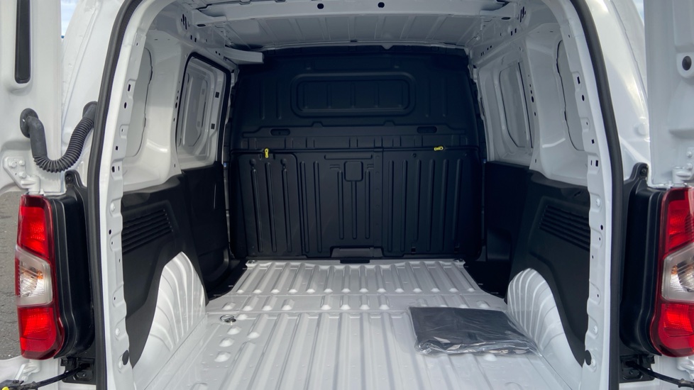 Vauxhall Combo Cargo Combo Diesel 1.5 Turbo D 100ps Pro H1 Van - Image 12