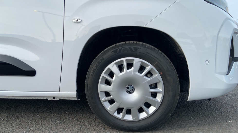 Vauxhall Combo Cargo Combo Diesel 1.5 Turbo D 100ps Pro H1 Van - Image 17
