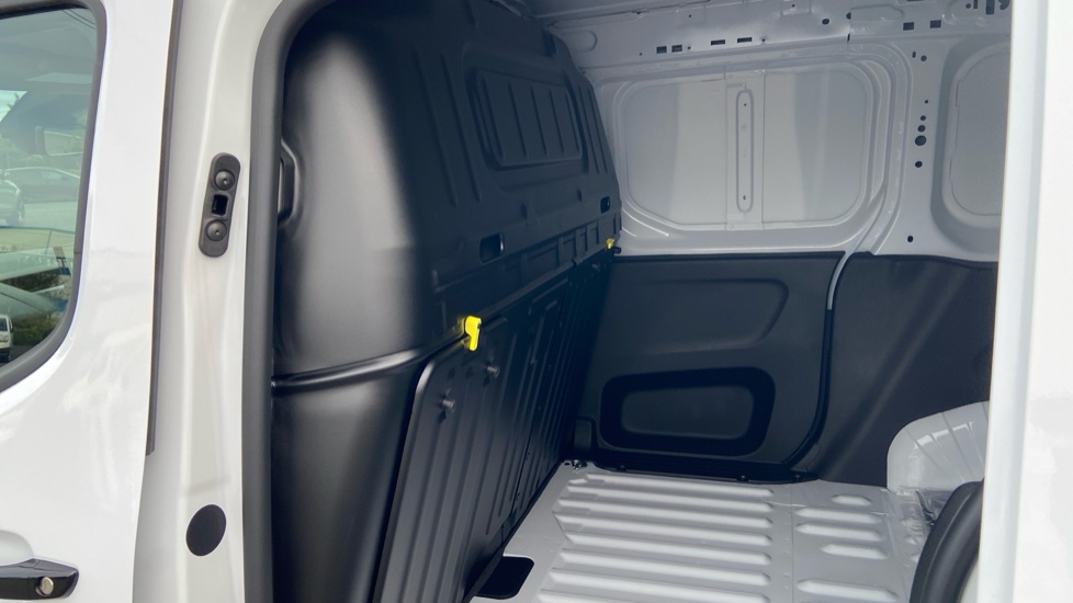 Vauxhall Combo Cargo Combo Diesel 1.5 Turbo D 100ps Pro H1 Van - Image 18