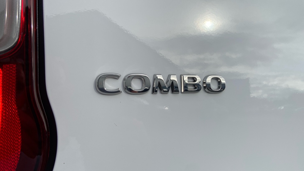 Vauxhall Combo Cargo Combo Diesel 1.5 Turbo D 100ps Pro H1 Van - Image 22