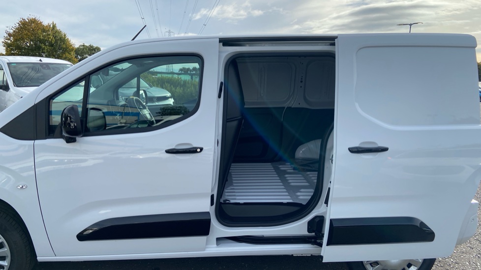 Vauxhall Combo Cargo Combo Diesel 1.5 Turbo D 100ps Pro H1 Van - Image 5